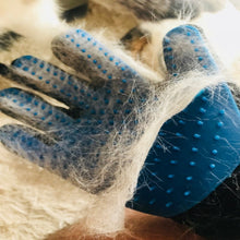 Cargar imagen en el visor de la galería, TrueTouch™ Pet Grooming Gloves For Cats, Dogs - Pets R Kings